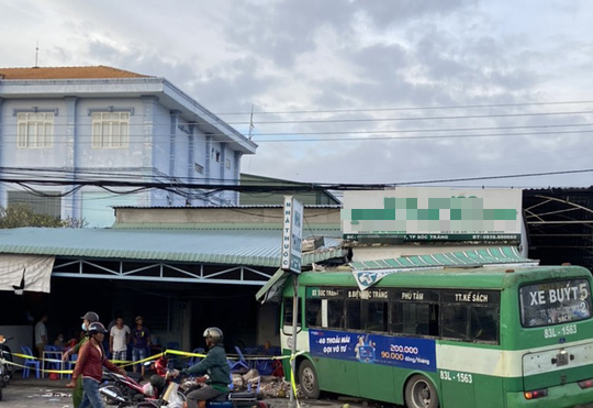 Sóc Trăng: Xe buýt lao vào nhà thuốc và quán cơm, nhiều người chạy tán loạn