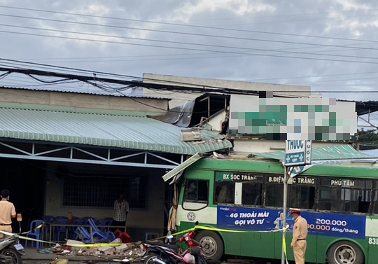 Sóc Trăng: Xe buýt lao vào nhà thuốc và quán cơm, nhiều người chạy tán loạn