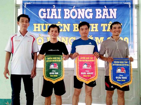 Tổ chức Giải Bóng đá nữ và Bóng bàn