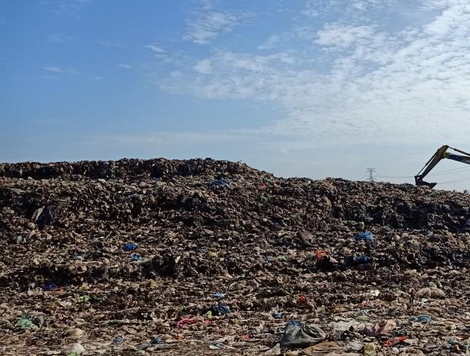 Bốc dỡ 30.000 tấn rác từ Trà Vinh đưa sang Cần Thơ xử lý