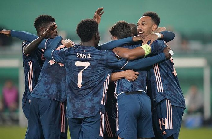 Arsenal suýt lãnh thảm họa thủ môn, ngược dòng hạ Rapid Vienna