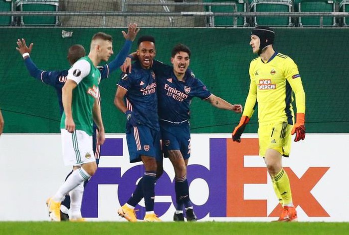 Arsenal suýt lãnh thảm họa thủ môn, ngược dòng hạ Rapid Vienna