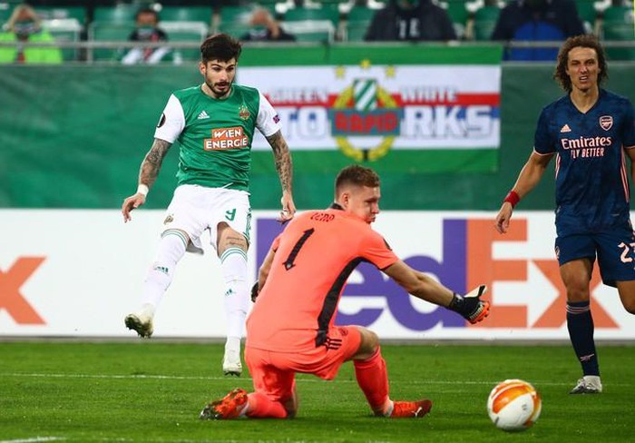 Arsenal suýt lãnh thảm họa thủ môn, ngược dòng hạ Rapid Vienna