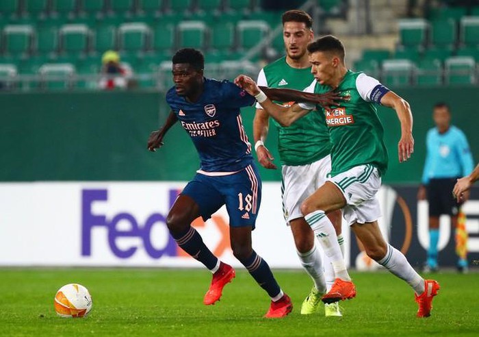 Arsenal suýt lãnh thảm họa thủ môn, ngược dòng hạ Rapid Vienna