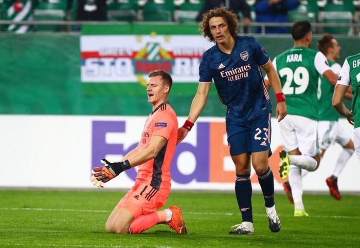 Arsenal suýt lãnh thảm họa thủ môn, ngược dòng hạ Rapid Vienna