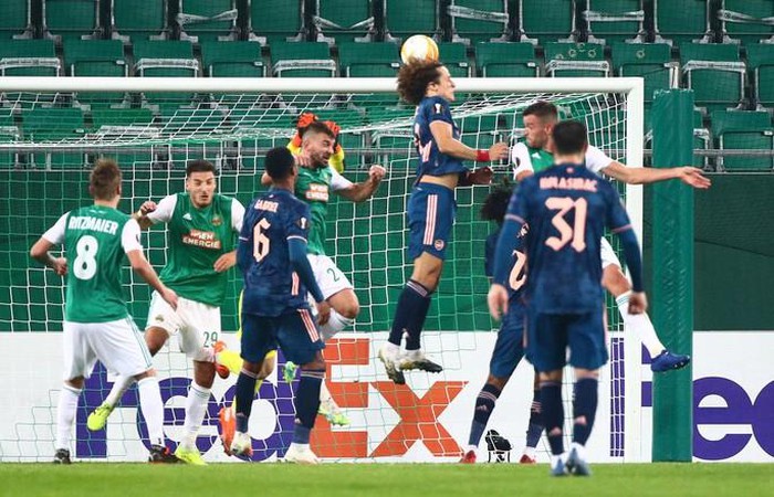 Arsenal suýt lãnh thảm họa thủ môn, ngược dòng hạ Rapid Vienna