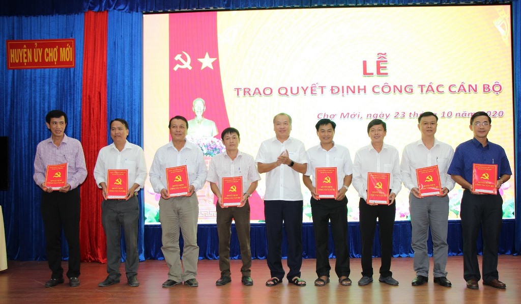 Chợ Mới trao quyết định điều động 10 cán bộ