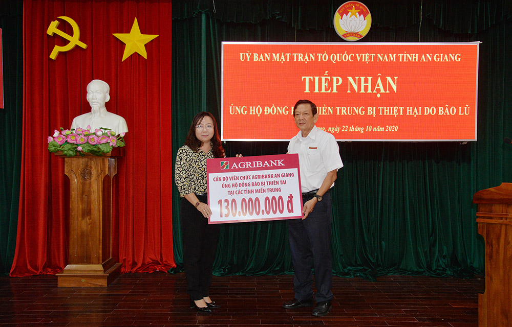 Tiếp nhận trên 280 triệu đồng ủng hộ đồng bào các tỉnh miền Trung bị thiên tai
