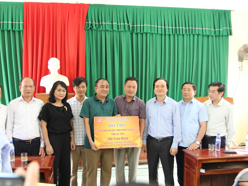 Bộ trưởng GD-ĐT tới thăm thầy trò vùng lũ Quảng Bình, Hà Tĩnh