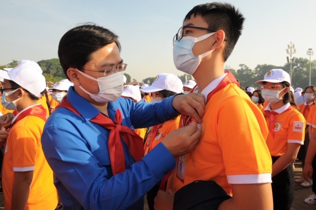 Đại biểu Cháu ngoan Bác Hồ báo công dâng Bác