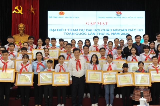 Đại biểu Cháu ngoan Bác Hồ báo công dâng Bác