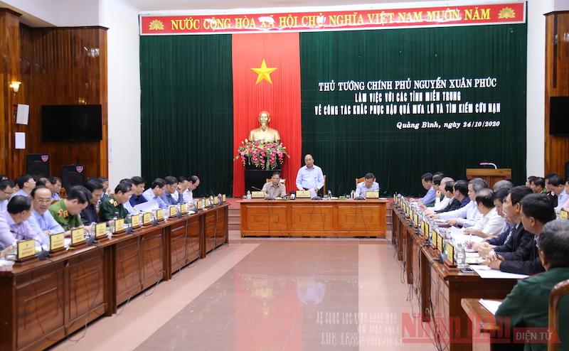 Thủ tướng Nguyễn Xuân Phúc làm việc với các tỉnh miền trung về công tác khắc phục hậu quả mưa lũ