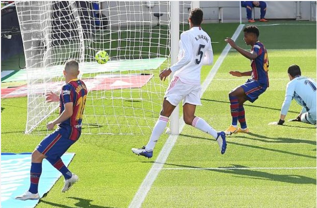 Bước ngoặt VAR, Real khiến Barca ôm hận ngay trên sân nhà