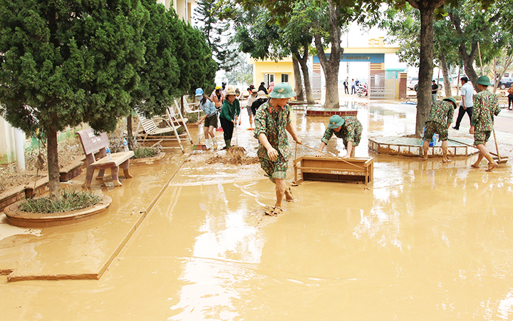 Dọn dẹp trường lớp, cung cấp sách giáo khoa cho học sinh vùng lũ