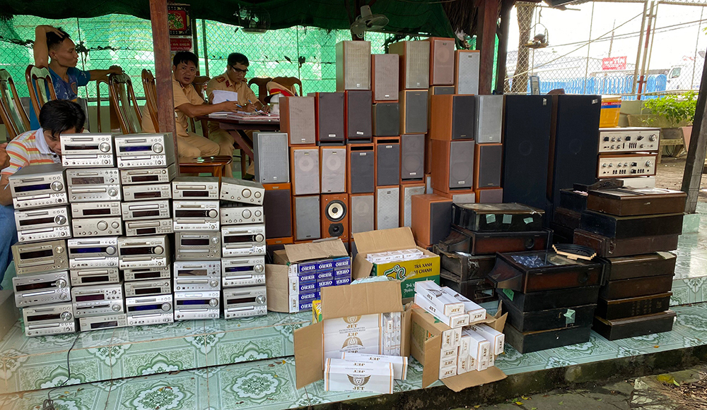 Trạm Cảnh sát Giao thông Châu Phú bắt hàng lậu