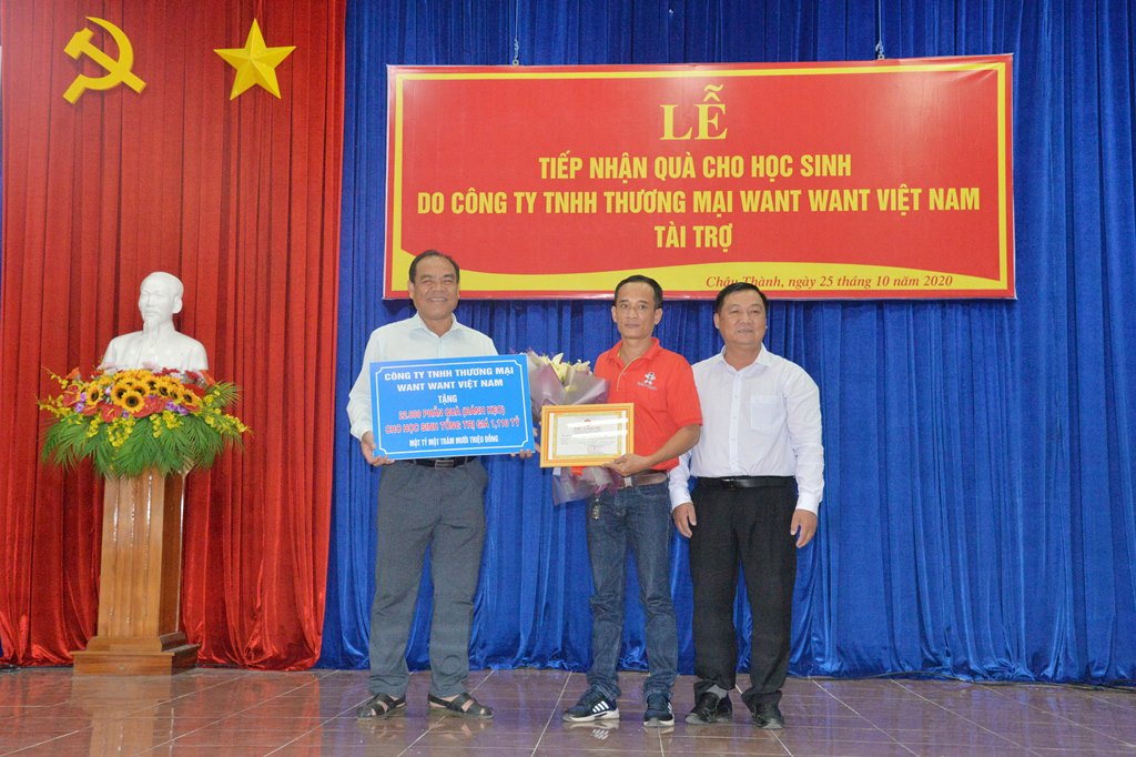 Châu Thành tiếp nhận 22.000 phần quà tặng học sinh có hoàn cảnh khó khăn
