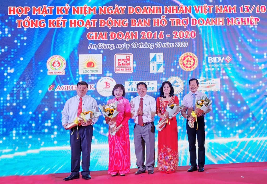 Nỗ lực cùng doanh nghiệp vượt khó