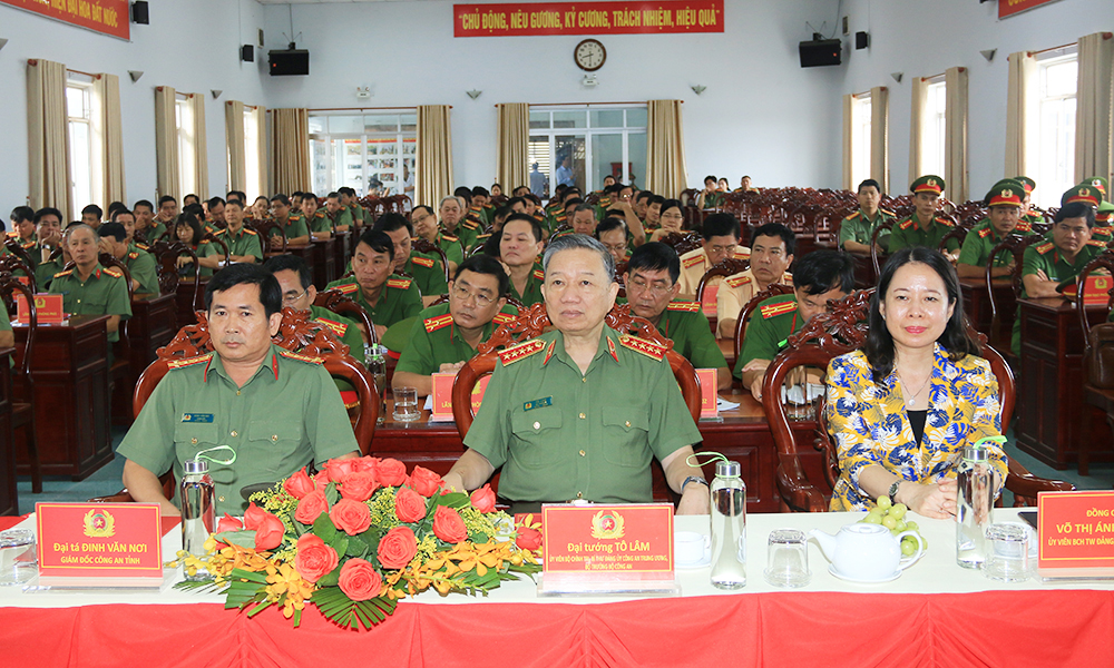 Bộ trưởng Bộ Công an Tô Lâm biểu dương các thành tích của Công an tỉnh An Giang