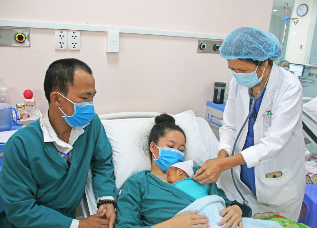 Cứu sống bé gái sinh cực non chỉ nặng 700g