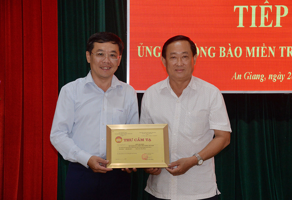 Thêm 100 triệu đồng ủng hộ đồng bào các tỉnh miền Trung bị thiên tai