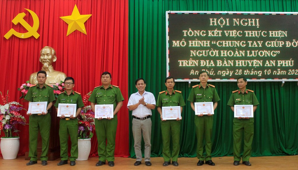Tổng kết mô hình “Chung tay giúp đỡ người hoàn lương” ở An Phú