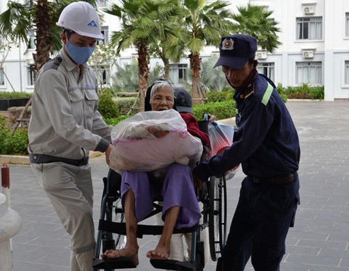Căng mình trước bão số 9