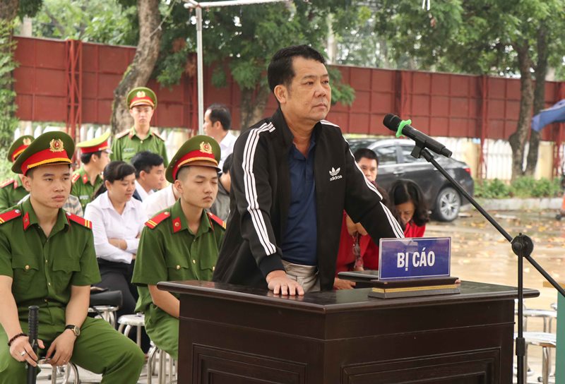 Giám đốc rút súng đe dọa giết người lĩnh 18 tháng tù giam