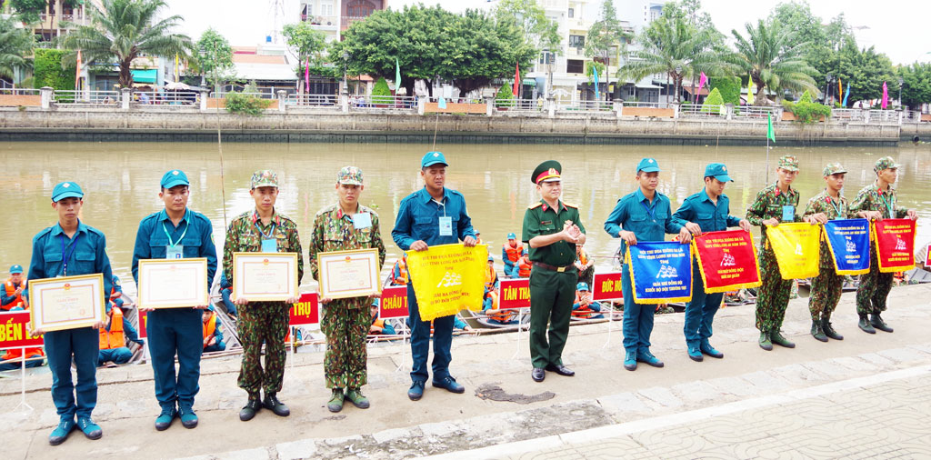 Sôi nổi hội thi đua xuồng ba lá LLVT tỉnh Long An