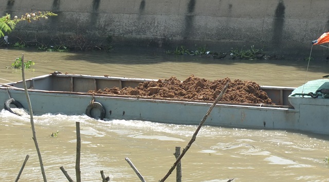Đồng Tháp: Phát hiện phương tiện thủy chở hàng trăm tấn đất không rõ nguồn gốc