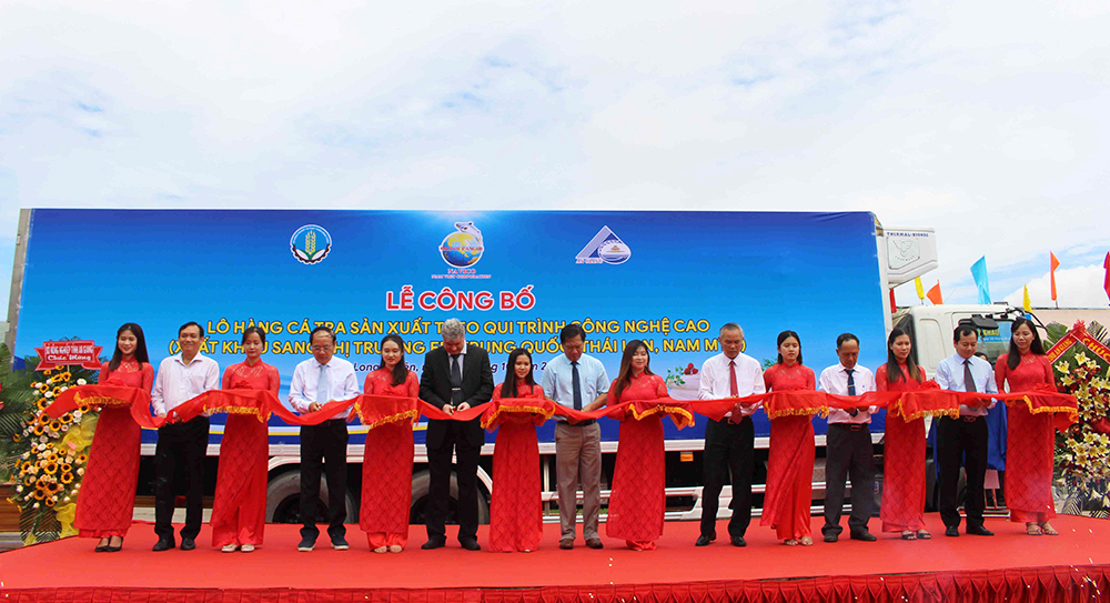 Tập đoàn Nam Việt xuất khẩu lô hàng cá tra đầu tiên nuôi theo công nghệ cao xuất ra thị trường thế giới