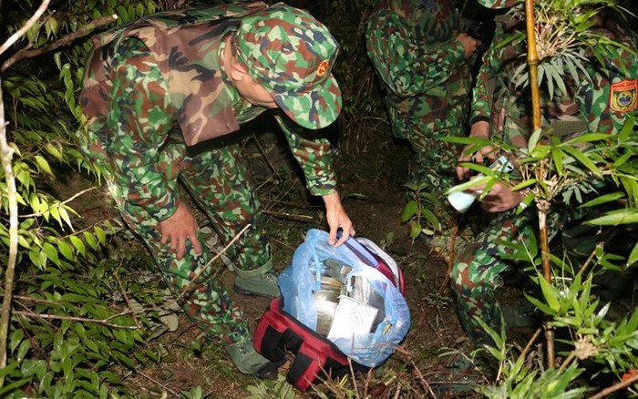 Truy bắt nhóm đối tượng bỏ lại 30 bánh heroin bỏ trốn