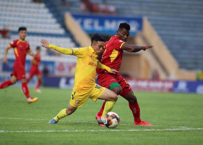 Cuộc chiến trụ hạng: Nam Định hay Quảng Nam phải chia tay V-League?
