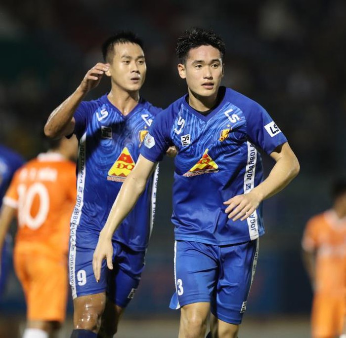 Cuộc chiến trụ hạng: Nam Định hay Quảng Nam phải chia tay V-League?
