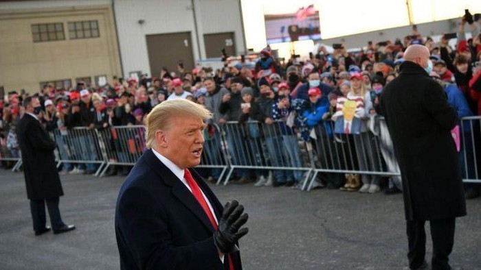 Ông Trump và đối thủ Biden giằng co quyết liệt sát Ngày Bầu cử
