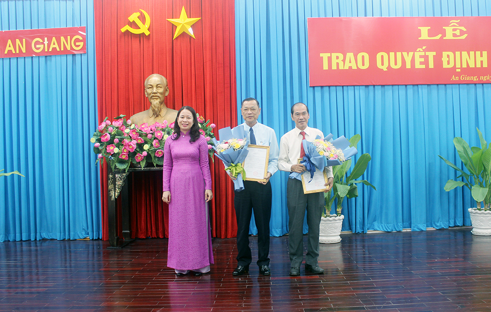 Ban Thường vụ Tỉnh ủy An Giang trao quyết định công tác cán bộ