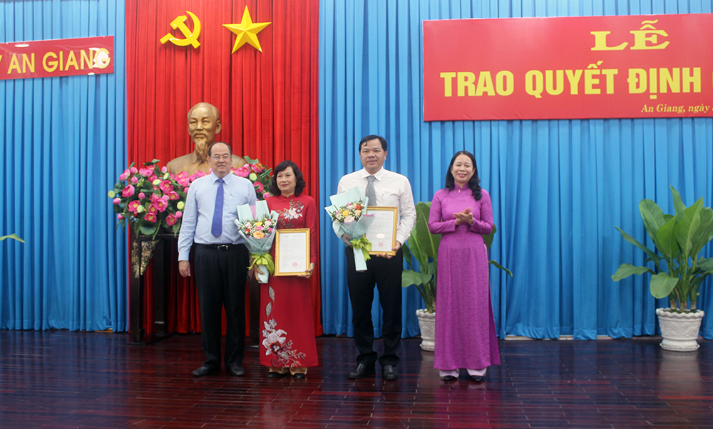 Ban Thường vụ Tỉnh ủy An Giang trao quyết định công tác cán bộ
