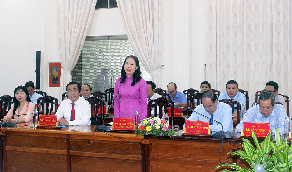 Ban Thường vụ Tỉnh ủy An Giang trao quyết định công tác cán bộ