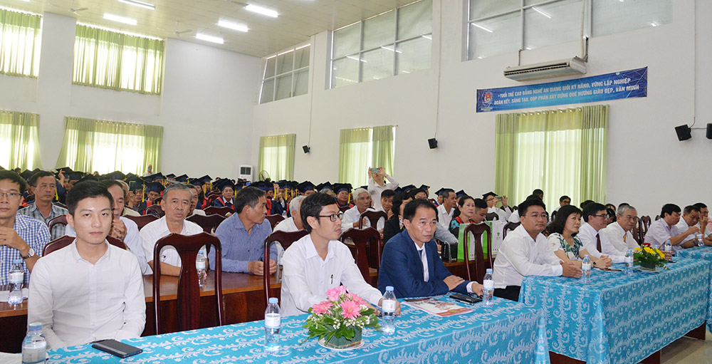 Trường Trung cấp Quốc tế Sài Gòn ra mắt Phân hiệu An Giang và trao bằng tốt nghiệp Quang cảnh buổi lễ