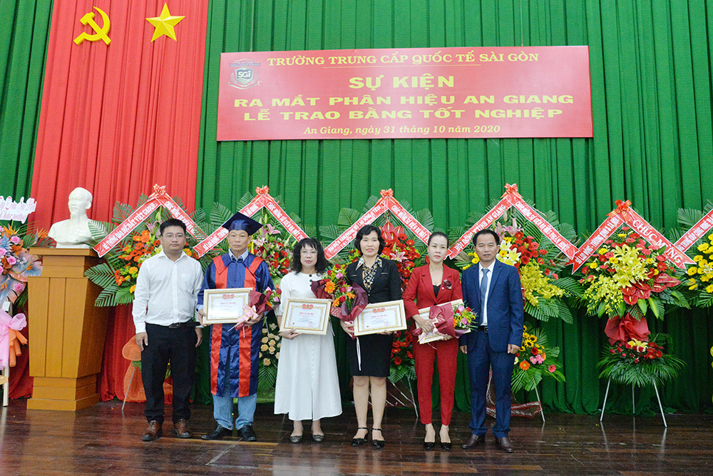 Trường Trung cấp Quốc tế Sài Gòn ra mắt Phân hiệu An Giang và trao bằng tốt nghiệp Lãnh đạo Trường Trung cấp Quốc tế Sài Gòn trao thư cảm ơn và tặng hoa các tập thể, cá nhân có nhiều đóng góp hỗ trợ đồng bào miền Trung bị lũ lụt