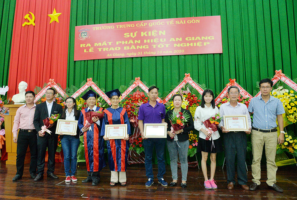 Trường Trung cấp Quốc tế Sài Gòn ra mắt Phân hiệu An Giang và trao bằng tốt nghiệp Tặng giấy khen “Tấm gương gia đình hiếu học” cho các gia đình học viên vừa tốt nghiệp