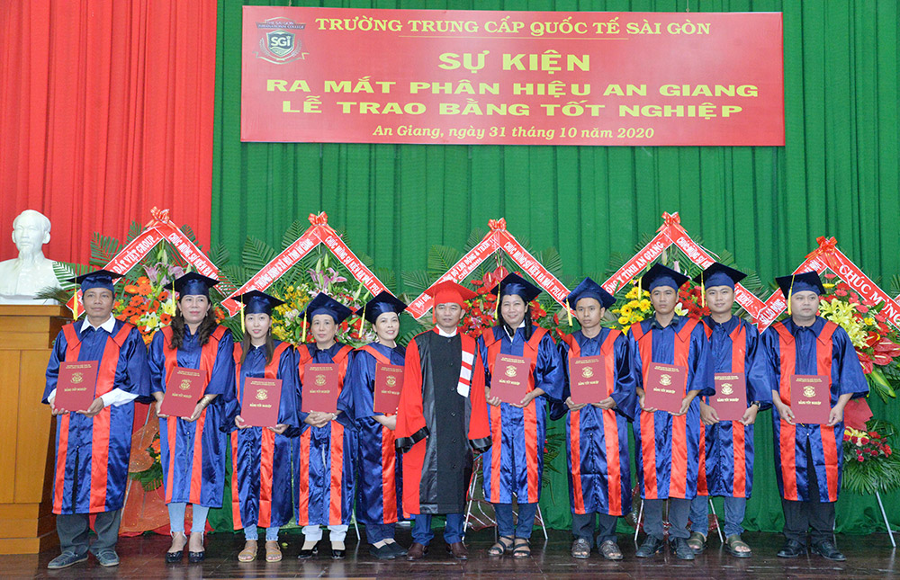 Trường Trung cấp Quốc tế Sài Gòn ra mắt Phân hiệu An Giang và trao bằng tốt nghiệp Trao bằng tốt nghiệp cho các học viên