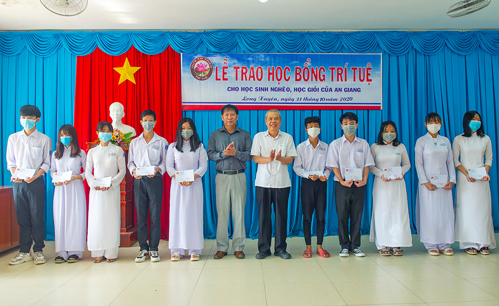 Trao học bổng quỹ Học bổng Từ thiện trí tuệ năm học 2020- 2021