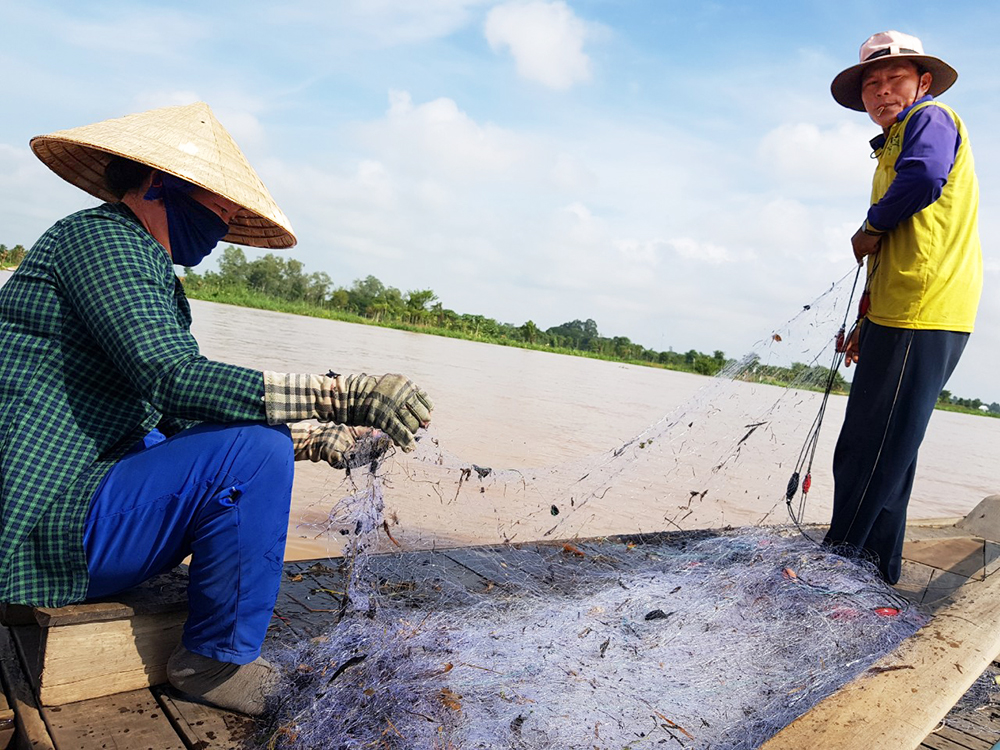 Kiểm tra việc đánh bắt thủy sản sau lễ thả cá trên sông Vàm Nao
