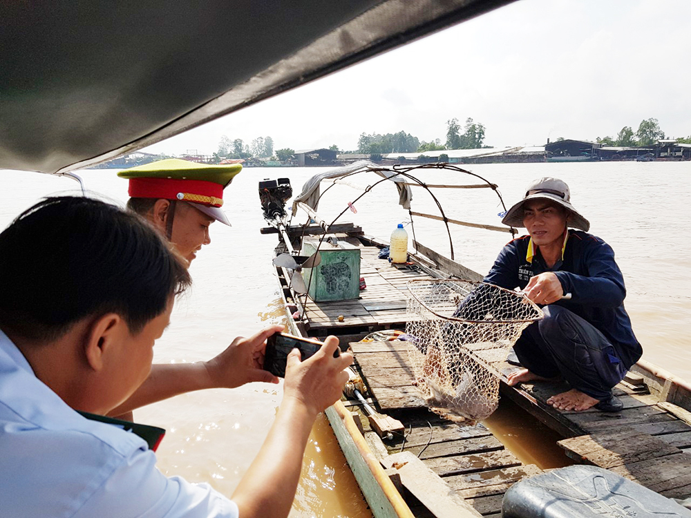 Kiểm tra việc đánh bắt thủy sản sau lễ thả cá trên sông Vàm Nao