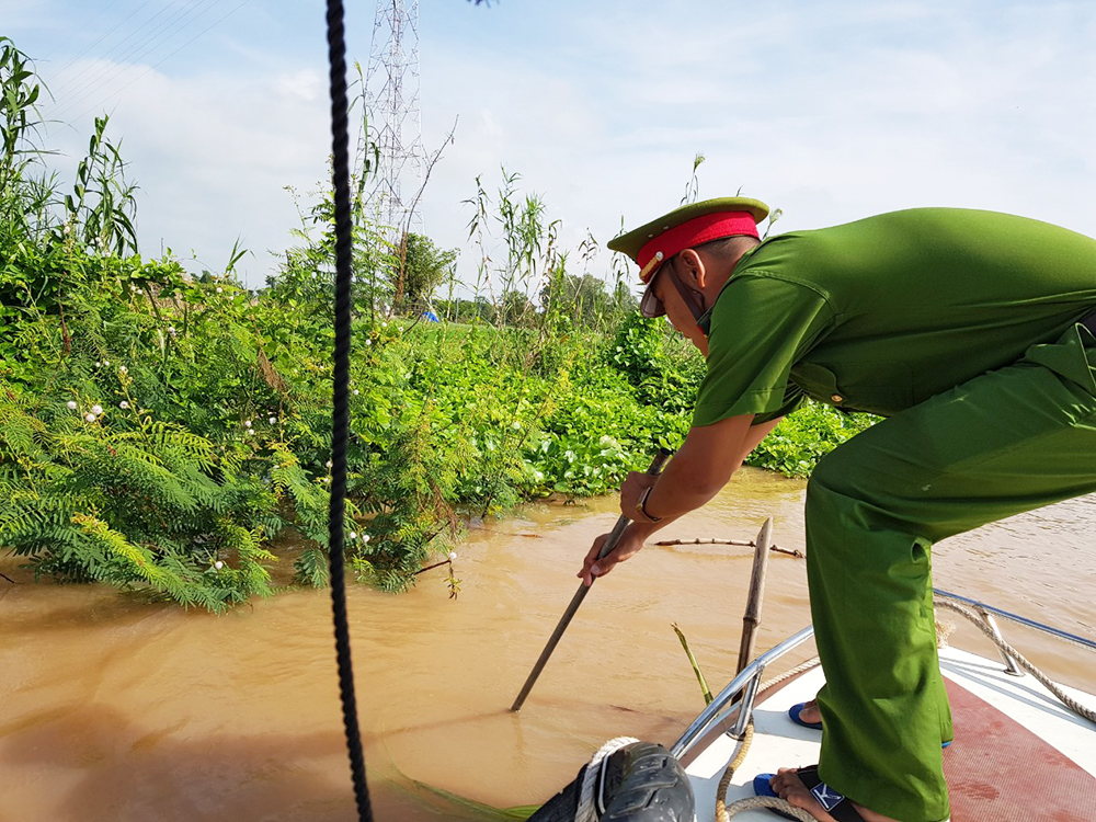 Kiểm tra việc đánh bắt thủy sản sau lễ thả cá trên sông Vàm Nao