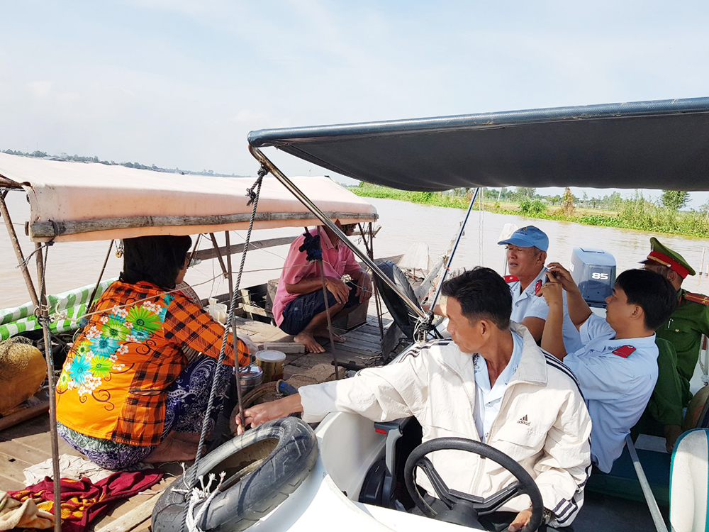 Kiểm tra việc đánh bắt thủy sản sau lễ thả cá trên sông Vàm Nao