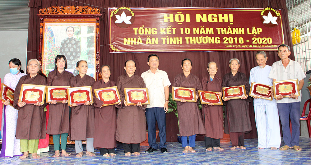 Ấm áp ở nhà ăn tình thương