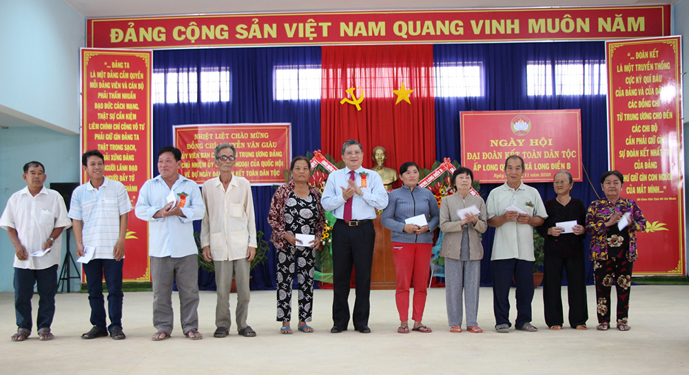 Chủ nhiệm Ủy ban Đối ngoại của Quốc hội Nguyễn Văn Giàu dự Ngày hội Đại đoàn kết ở Chợ Mới