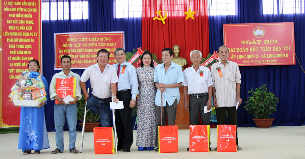 Chủ nhiệm Ủy ban Đối ngoại của Quốc hội Nguyễn Văn Giàu dự Ngày hội Đại đoàn kết ở Chợ Mới