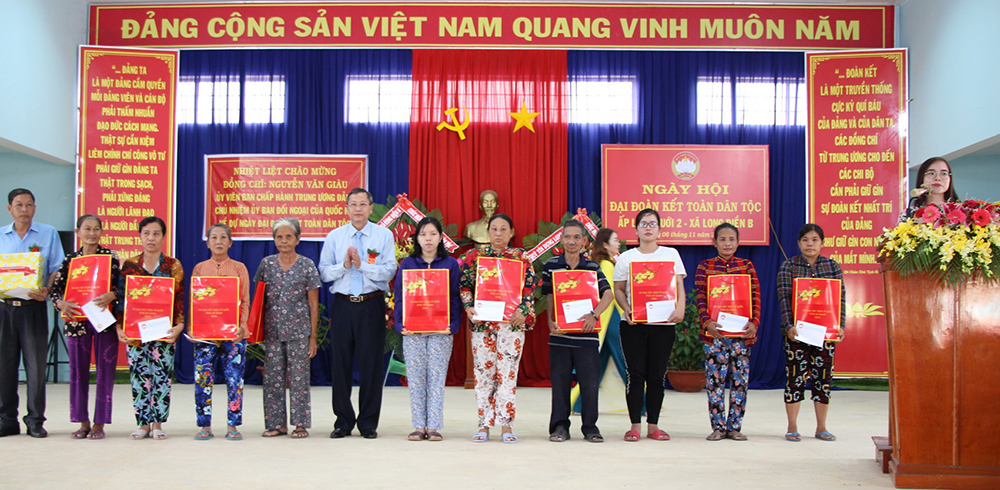 Chủ nhiệm Ủy ban Đối ngoại của Quốc hội Nguyễn Văn Giàu dự Ngày hội Đại đoàn kết ở Chợ Mới